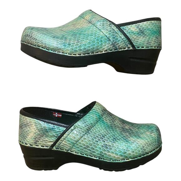 Sanita Professional Patent Leather Clogs EU 35 US 4 Iridescent Green Snake Print - Picture 1 of 15